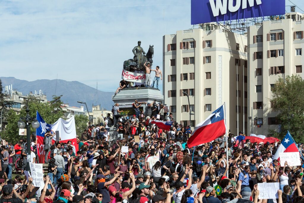 Chile realiza eleição constituinte que pode enterrar de vez herança de Pinochet